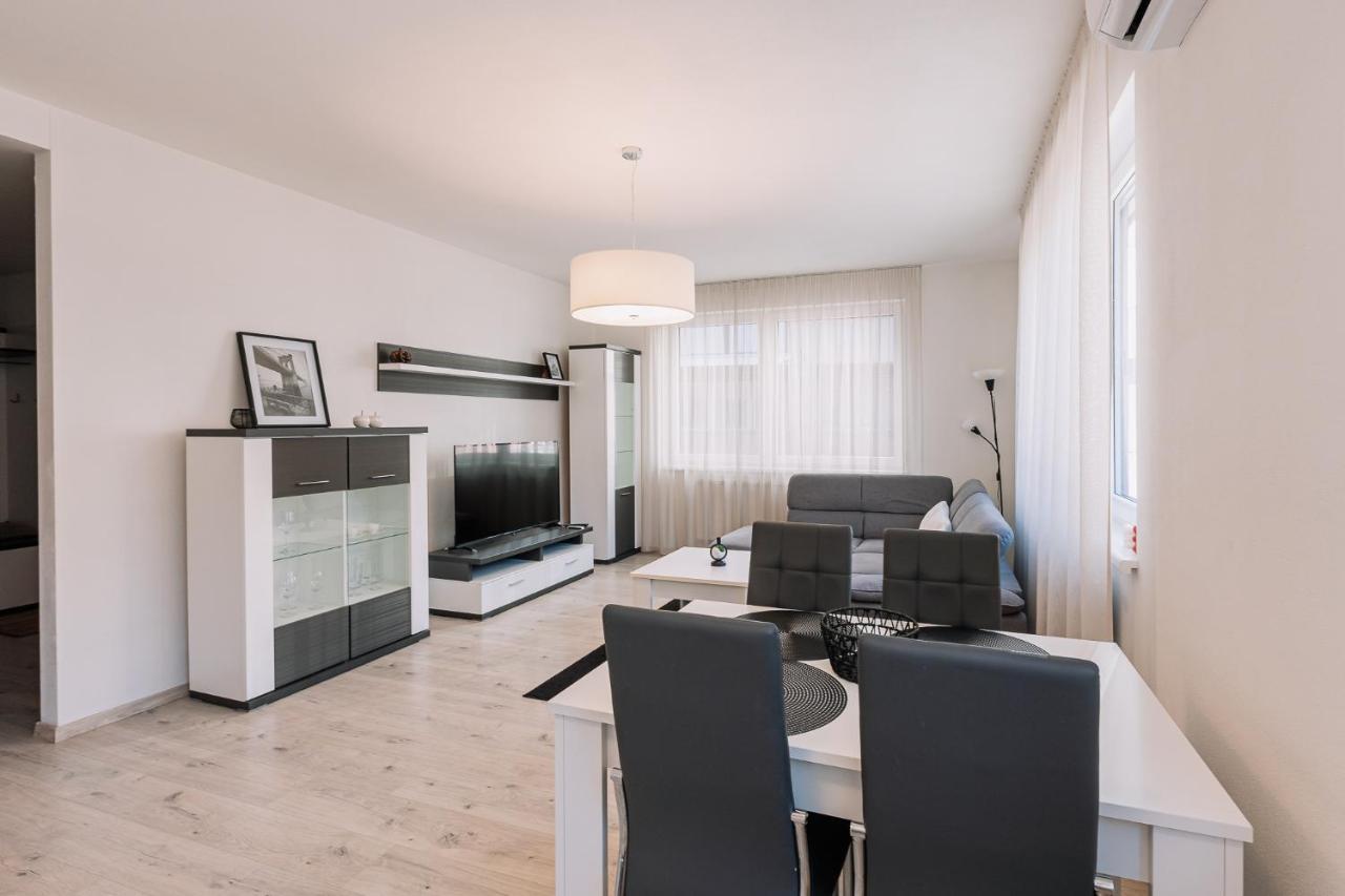 Skau 1 Old Town Family & Business Apartment Free Parking ブラチスラヴァ エクステリア 写真