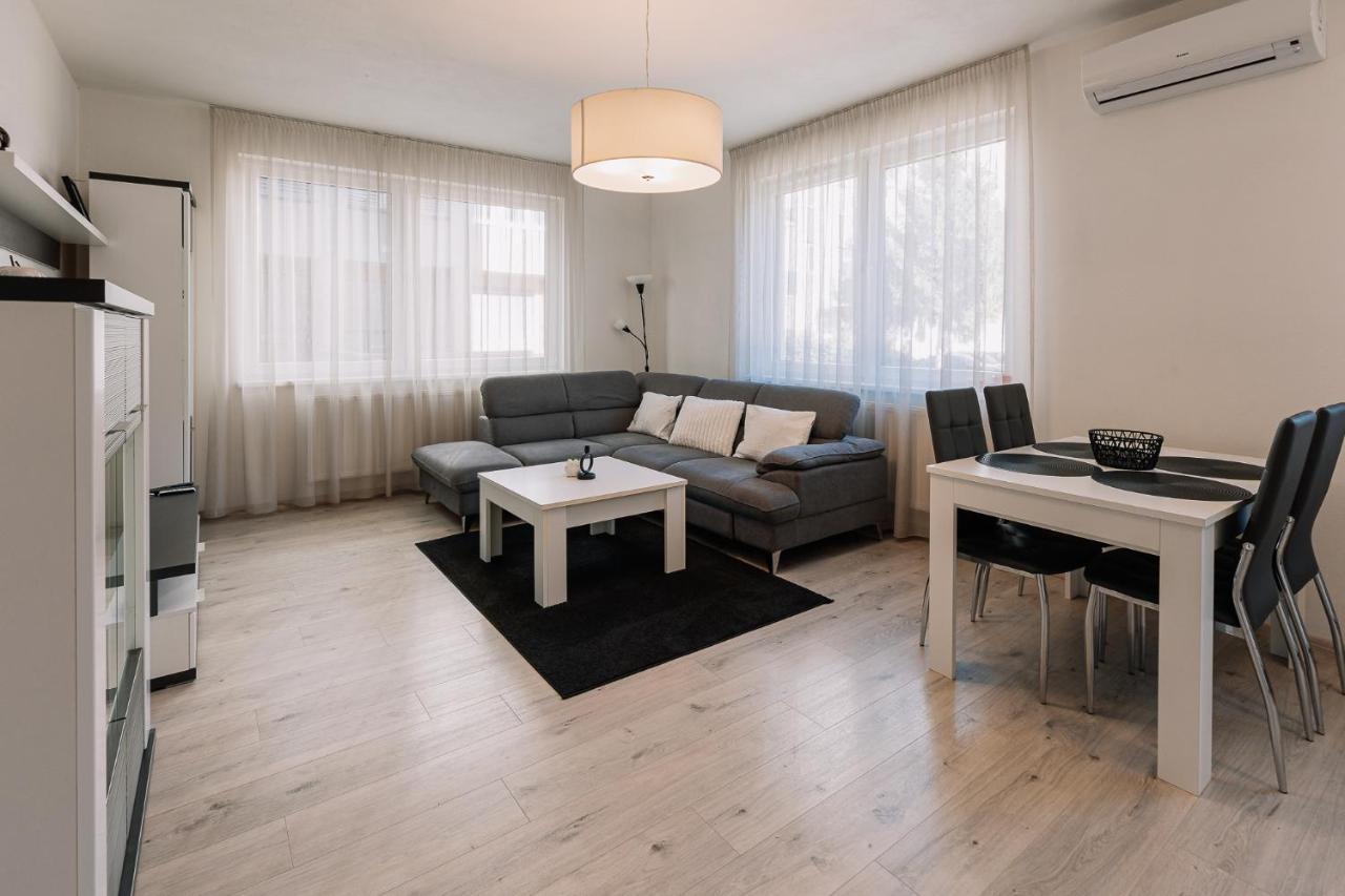 Skau 1 Old Town Family & Business Apartment Free Parking ブラチスラヴァ エクステリア 写真