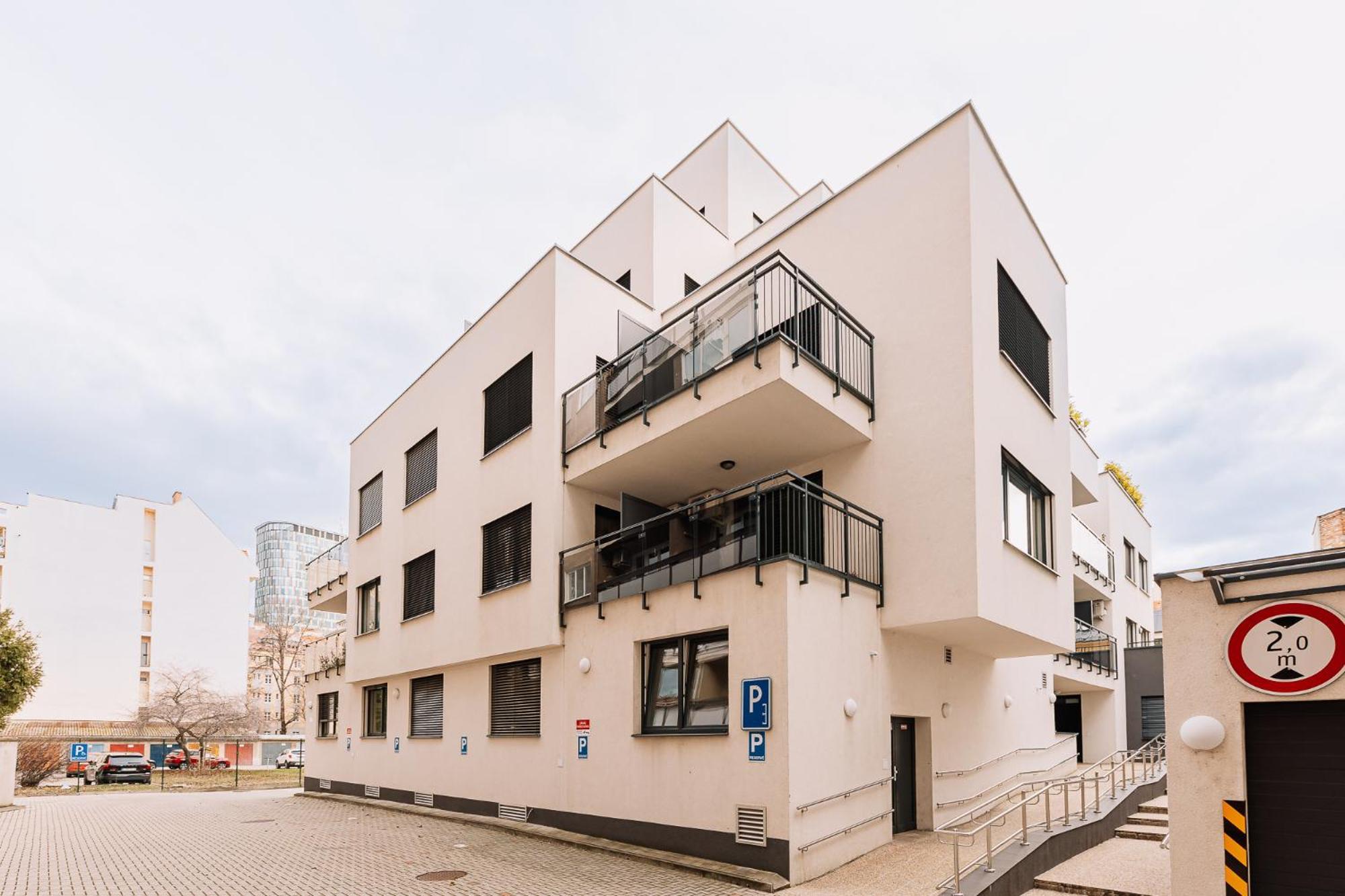 Skau 1 Old Town Family & Business Apartment Free Parking ブラチスラヴァ エクステリア 写真